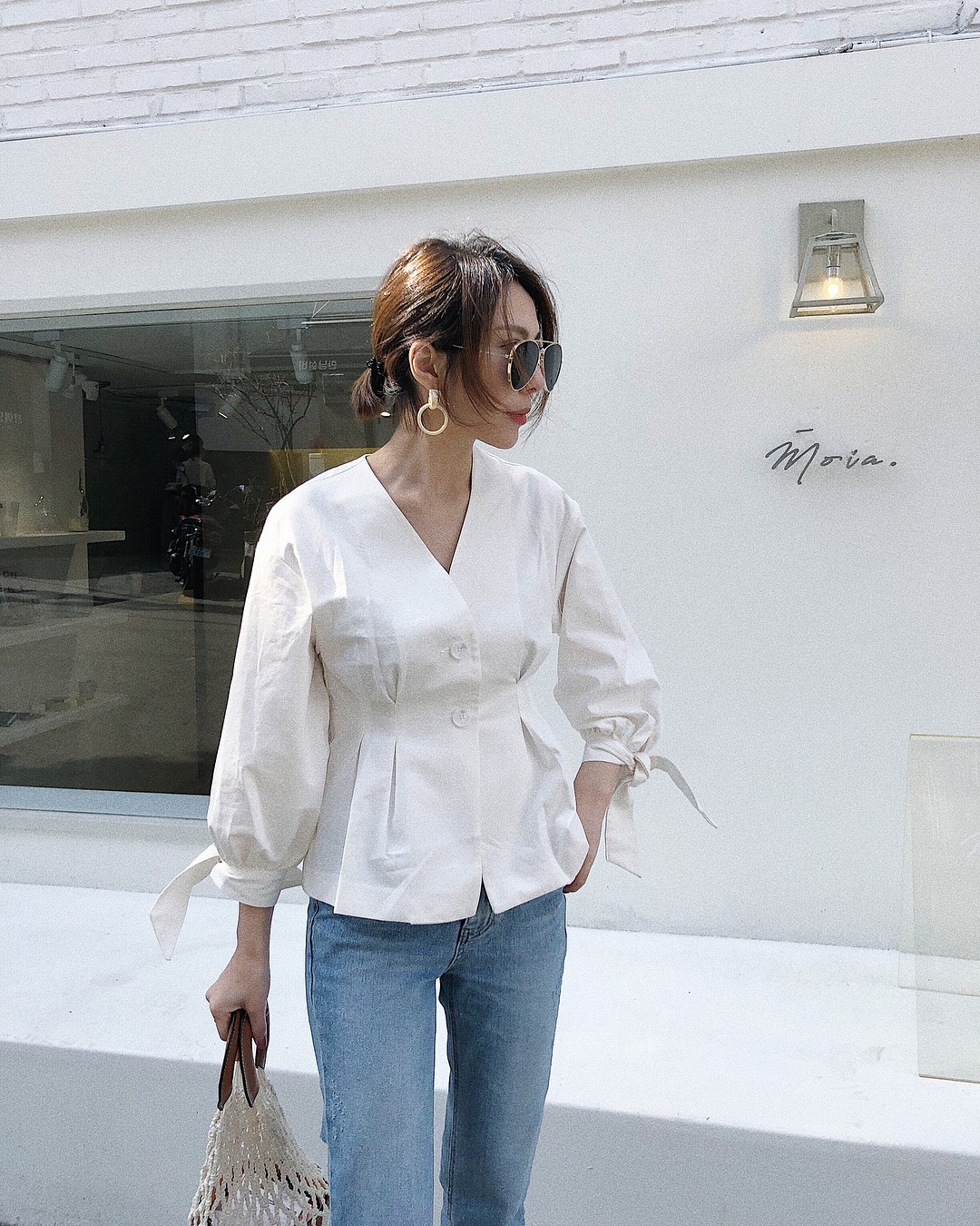 Tủ đồ mùa thu của các nàng sao có thể thiếu 4 mẫu áo blouse tay dài điệu đà, tuyệt xinh này
