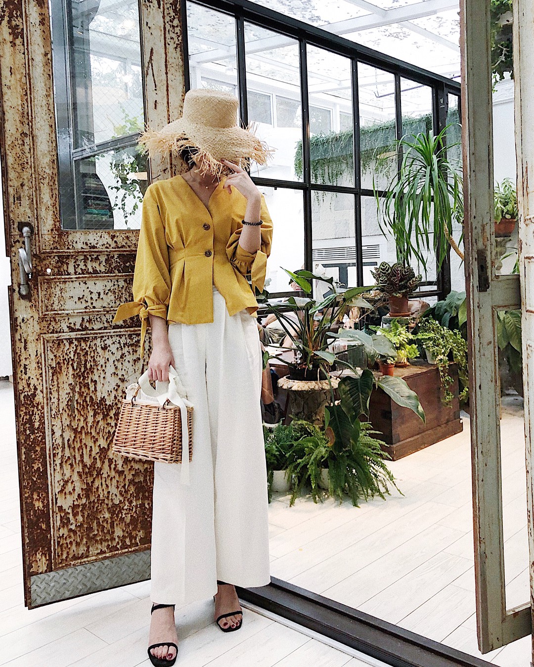 Tủ đồ mùa thu của các nàng sao có thể thiếu 4 mẫu áo blouse tay dài điệu đà, tuyệt xinh này