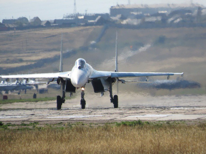 Cảnh tượng hiếm gặp tại sân bay thử nghiệm của Nga