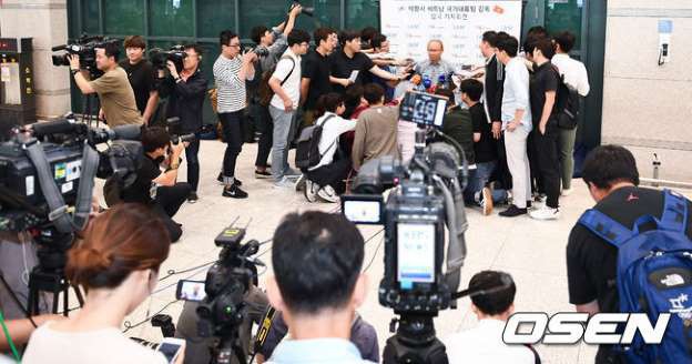 Trở về Hàn Quốc, HLV Park Hang-seo được săn đón như ngôi sao truyền hình