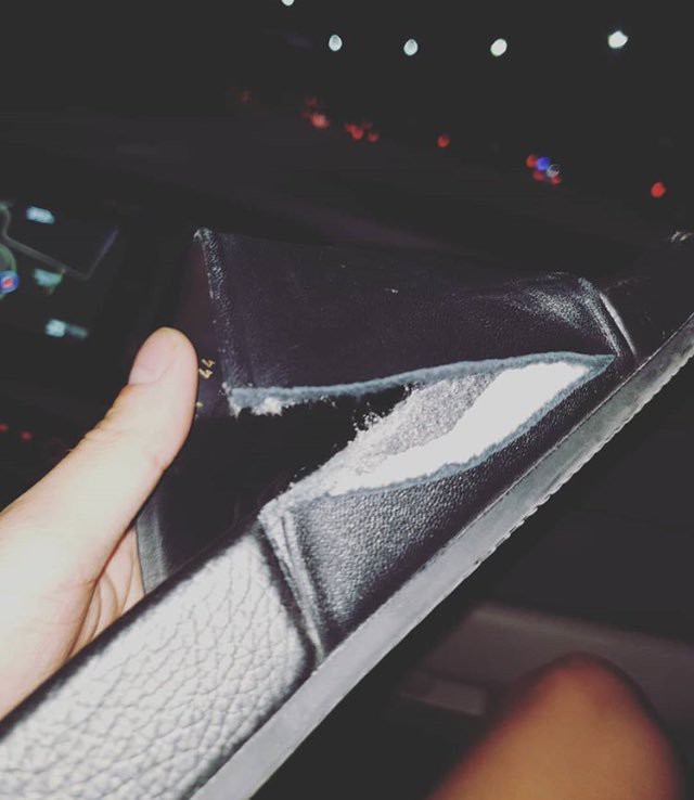 Bị fan đùn đẩy đến mức rách toạc dép, Chanyeol (EXO) ấm ức viết tâm thư và khoe cả bằng chứng lên mạng