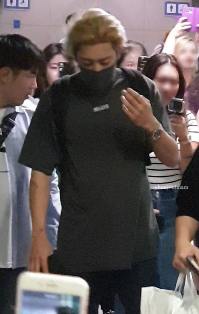 Bị fan đùn đẩy đến mức rách toạc dép, Chanyeol (EXO) ấm ức viết tâm thư và khoe cả bằng chứng lên mạng