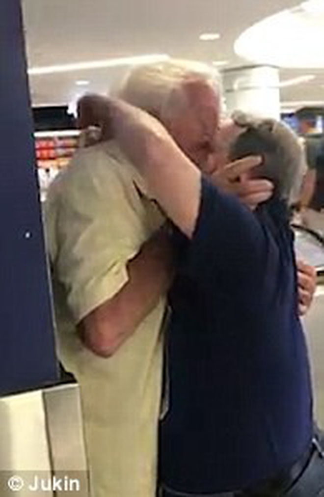 Đoạn clip con trai 53 tuổi mắc hội chứng Down gặp lại bố sau 1 tuần xa cách là hình ảnh cảm xúc nhất MXH hôm nay