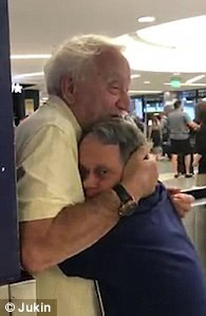 Đoạn clip con trai 53 tuổi mắc hội chứng Down gặp lại bố sau 1 tuần xa cách là hình ảnh cảm xúc nhất MXH hôm nay