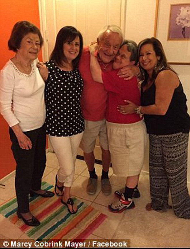 Đoạn clip con trai 53 tuổi mắc hội chứng Down gặp lại bố sau 1 tuần xa cách là hình ảnh cảm xúc nhất MXH hôm nay