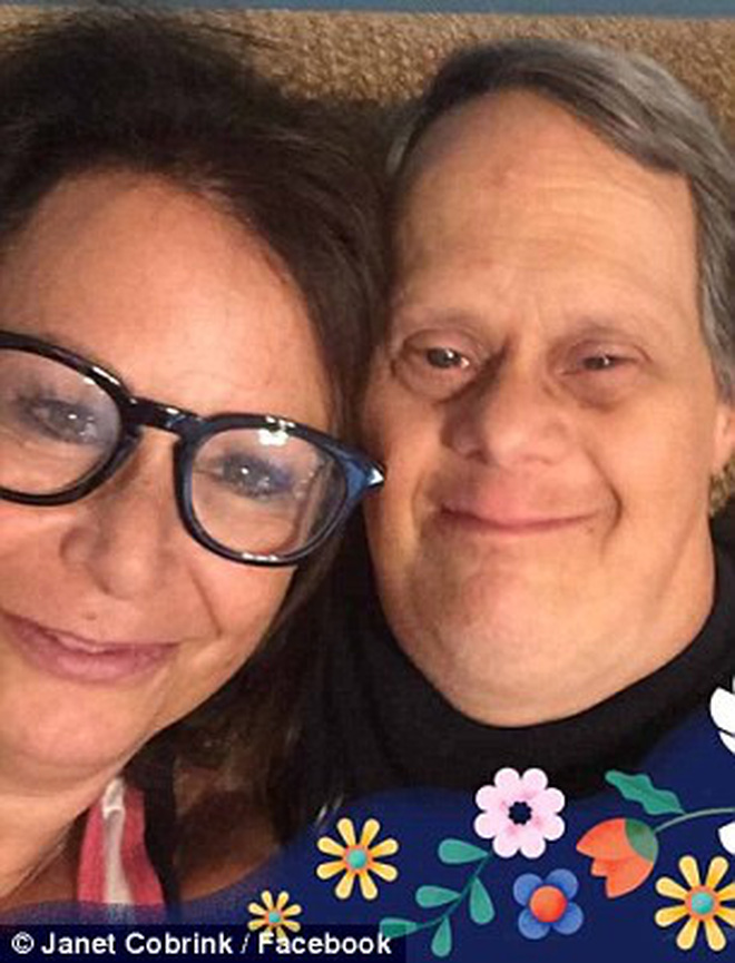 Đoạn clip con trai 53 tuổi mắc hội chứng Down gặp lại bố sau 1 tuần xa cách là hình ảnh cảm xúc nhất MXH hôm nay