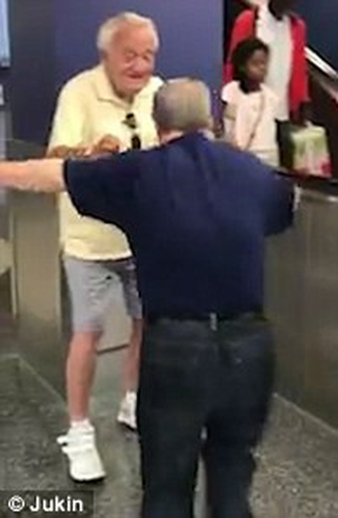 Đoạn clip con trai 53 tuổi mắc hội chứng Down gặp lại bố sau 1 tuần xa cách là hình ảnh cảm xúc nhất MXH hôm nay