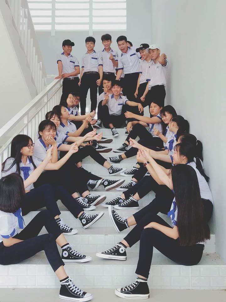 Bức ảnh chất nhất hôm nay: Khoe áo lớp xưa rồi, bây giờ trường người ta đã nâng tầm giày hiệu thế này cơ!