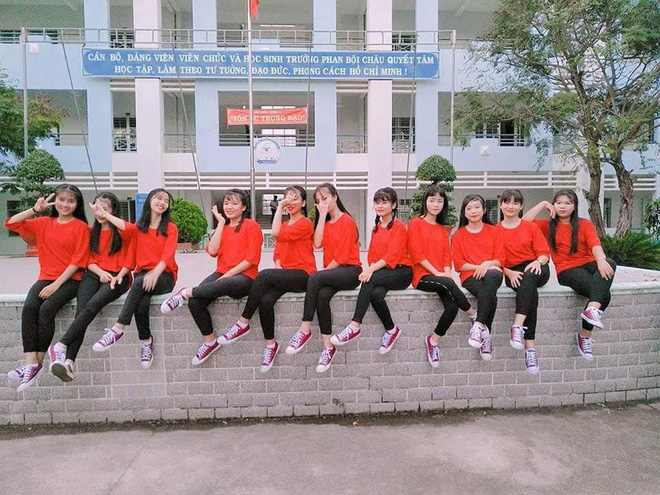 Bức ảnh chất nhất hôm nay: Khoe áo lớp xưa rồi, bây giờ trường người ta đã nâng tầm giày hiệu thế này cơ!