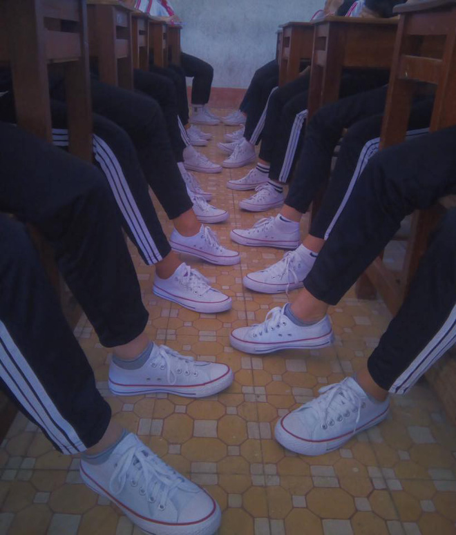 Bức ảnh chất nhất hôm nay: Khoe áo lớp xưa rồi, bây giờ trường người ta đã nâng tầm giày hiệu thế này cơ!