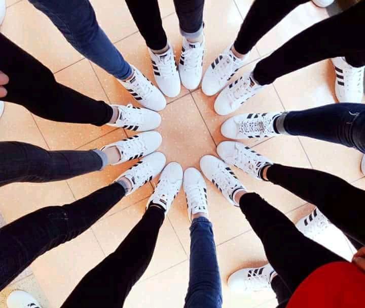 Bức ảnh chất nhất hôm nay: Khoe áo lớp xưa rồi, bây giờ trường người ta đã nâng tầm giày hiệu thế này cơ!