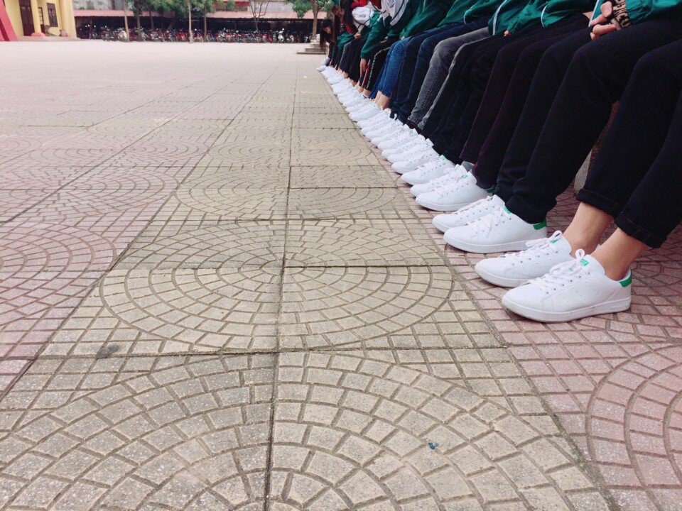 Bức ảnh chất nhất hôm nay: Khoe áo lớp xưa rồi, bây giờ trường người ta đã nâng tầm giày hiệu thế này cơ!