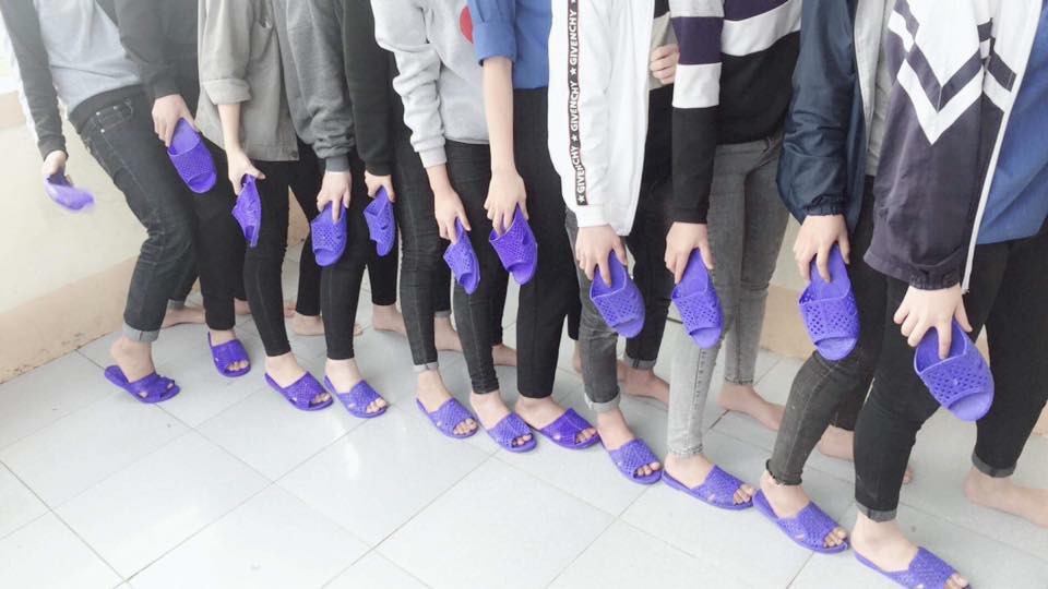 Bức ảnh chất nhất hôm nay: Khoe áo lớp xưa rồi, bây giờ trường người ta đã nâng tầm giày hiệu thế này cơ!