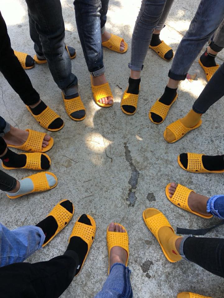 Bức ảnh chất nhất hôm nay: Khoe áo lớp xưa rồi, bây giờ trường người ta đã nâng tầm giày hiệu thế này cơ!