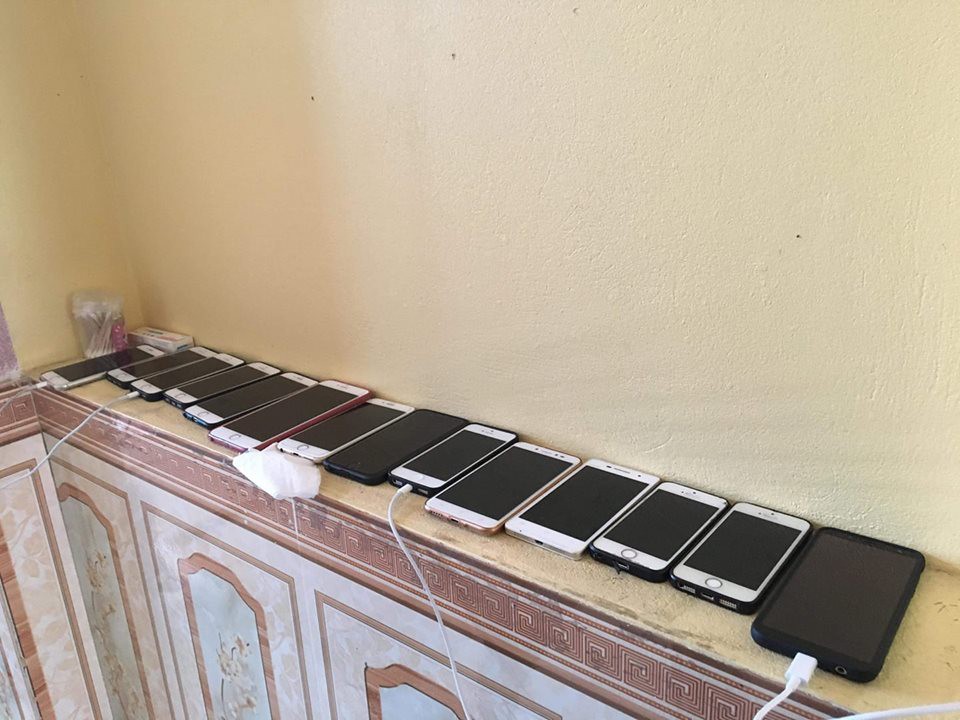 Bức ảnh chất nhất hôm nay: Khoe áo lớp xưa rồi, bây giờ trường người ta đã nâng tầm giày hiệu thế này cơ!