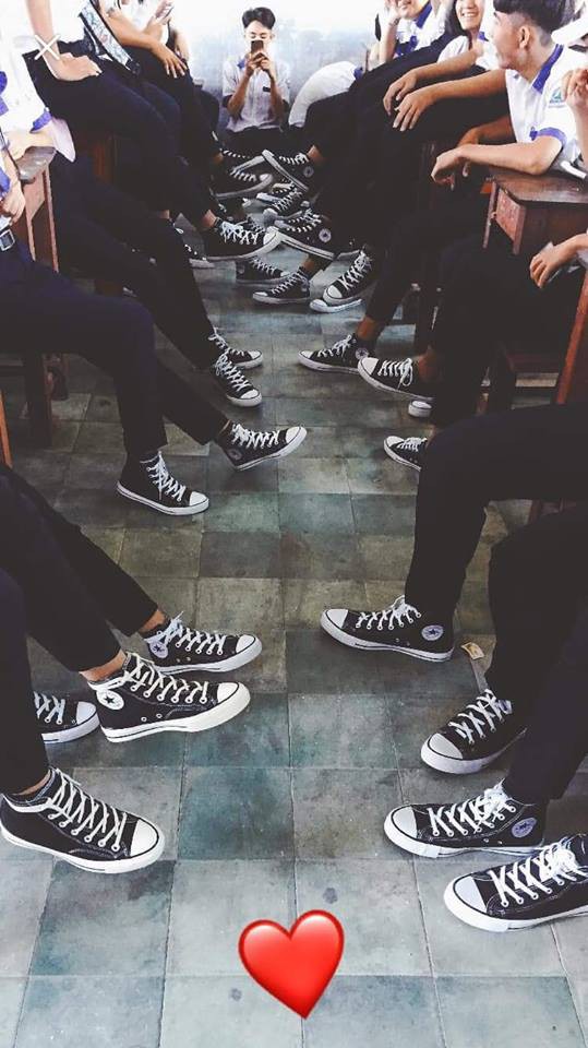 Bức ảnh chất nhất hôm nay: Khoe áo lớp xưa rồi, bây giờ trường người ta đã nâng tầm giày hiệu thế này cơ!