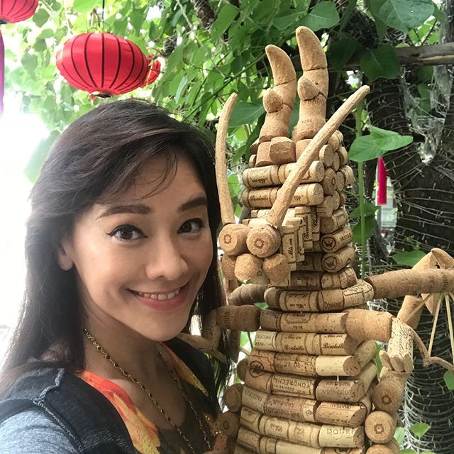 Bị chồng bỏ vì đã có con mà vẫn ham đóng phim người lớn, nàng Á hậu tái hôn với đại gia nghìn tỷ, được nâng niu như bà hoàng