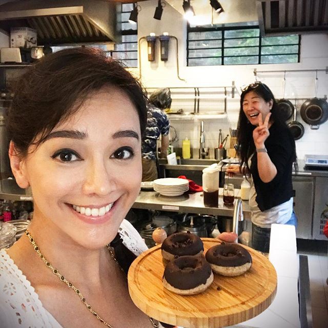 Bị chồng bỏ vì đã có con mà vẫn ham đóng phim người lớn, nàng Á hậu tái hôn với đại gia nghìn tỷ, được nâng niu như bà hoàng