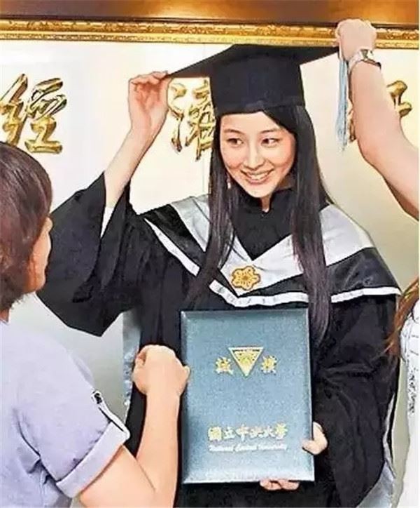 Hải Lan Trương Quân Ninh của Như Ý Truyện: Xuất thân dòng họ danh giá, học vấn thạc sĩ, đồng nghiệp nam tôn làm nữ thần Hải Lan Trương Quân Ninh của Như Ý Truyện: Xuất thân dòng họ danh giá, học vấn thạc sĩ, đồng nghiệp nam tôn làm nữ thần