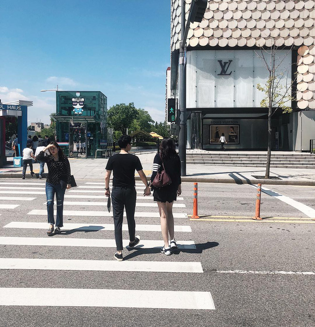 Sau khi kết hôn, Á hậu Tú Anh chỉ chọn đi giày bệt chắc hẳn không phải vì bầu bí mà vì lý do cực kỳ tinh tế này