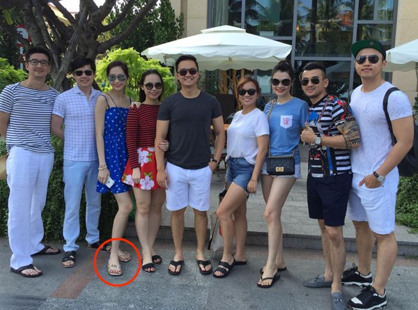 Sau khi kết hôn, Á hậu Tú Anh chỉ chọn đi giày bệt chắc hẳn không phải vì bầu bí mà vì lý do cực kỳ tinh tế này