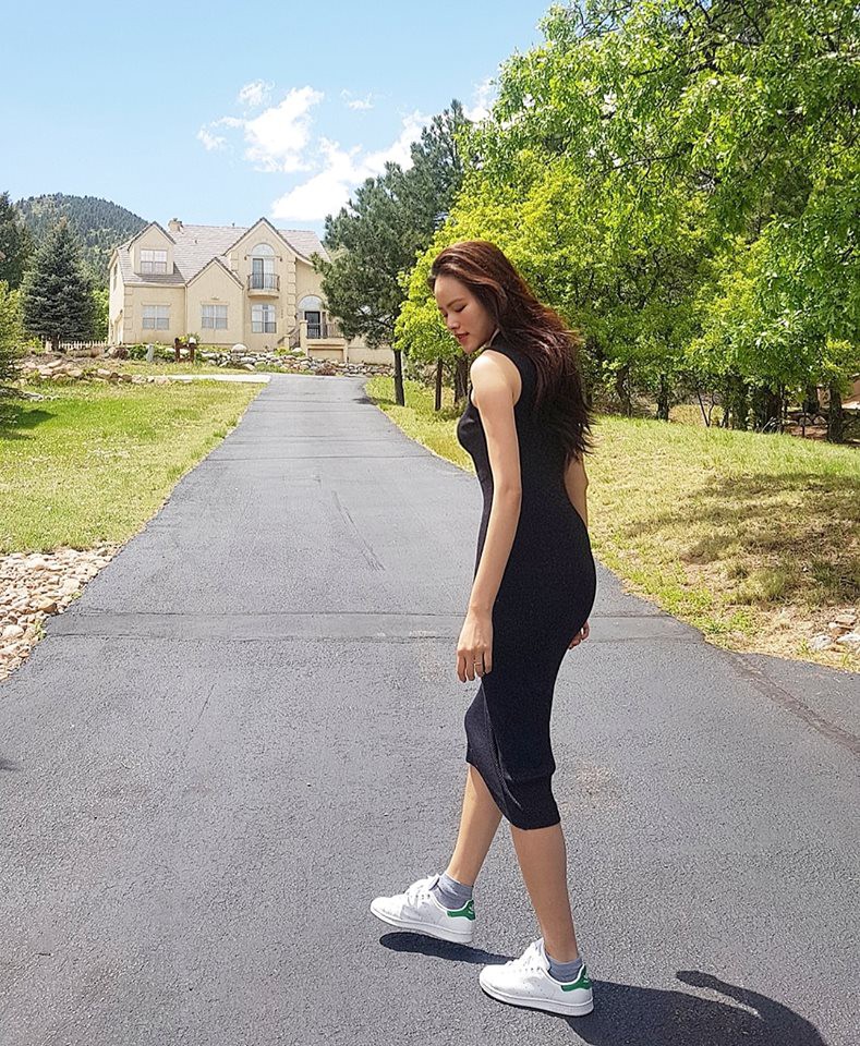 Sau khi kết hôn, Á hậu Tú Anh chỉ chọn đi giày bệt chắc hẳn không phải vì bầu bí mà vì lý do cực kỳ tinh tế này