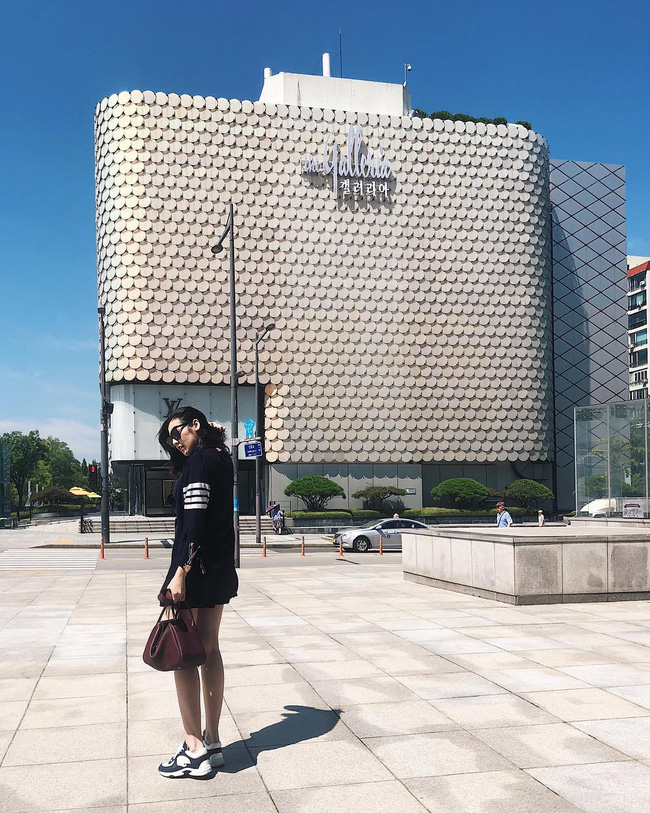 Sau khi kết hôn, Á hậu Tú Anh chỉ chọn đi giày bệt chắc hẳn không phải vì bầu bí mà vì lý do cực kỳ tinh tế này