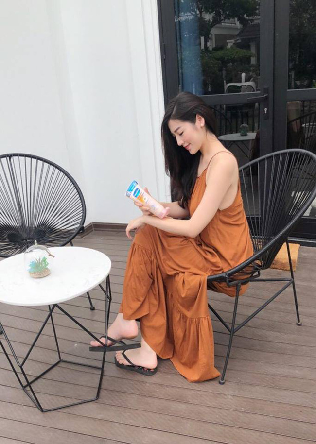 Sau khi kết hôn, Á hậu Tú Anh chỉ chọn đi giày bệt chắc hẳn không phải vì bầu bí mà vì lý do cực kỳ tinh tế này