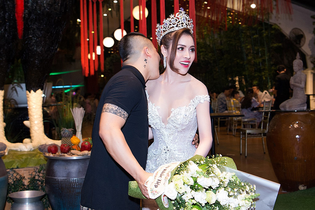 Á hậu Thư Dung bê bối thế nào trước vụ bị tước danh hiệu?