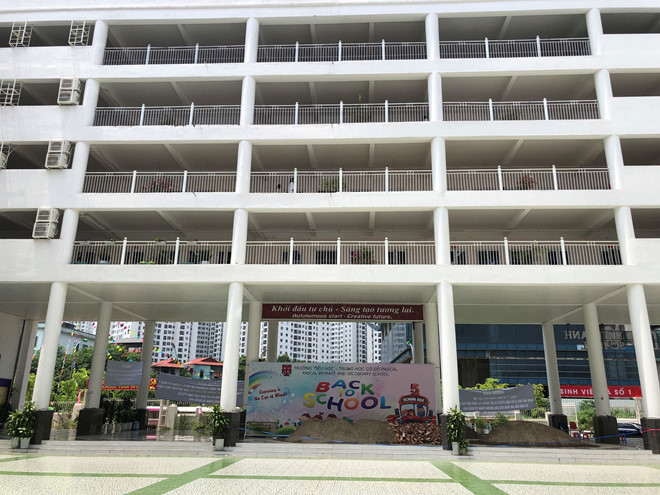 Vụ đổ gạch, cát vào trường Pascal: Con có được đi học nữa không?
