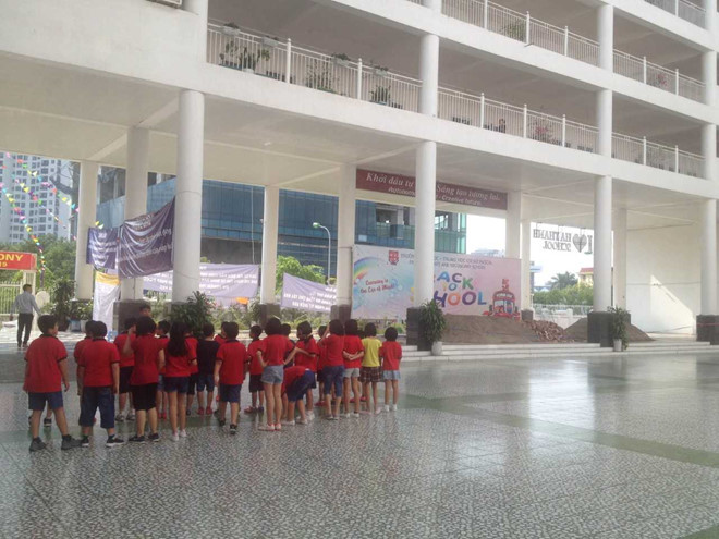 Vụ đổ gạch, cát vào trường Pascal: Con có được đi học nữa không?