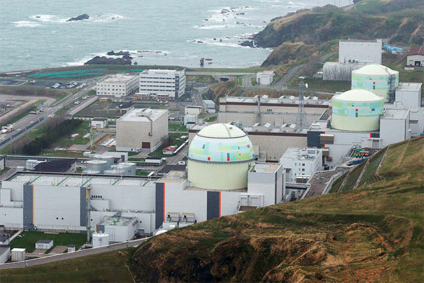 Động đất dữ dội ở Nhật nhấn chìm nhà cửa, nhà máy hạt nhân mất điện