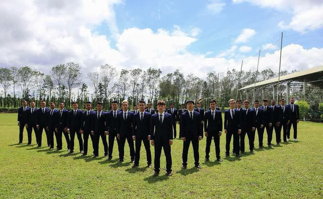 HAGL tung ảnh CLB đẹp như nhóm nhạc thần tượng, cầu thủ đứng giữa khiến tất cả bất ngờ