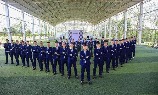 HAGL tung ảnh CLB đẹp như nhóm nhạc thần tượng, cầu thủ đứng giữa khiến tất cả bất ngờ