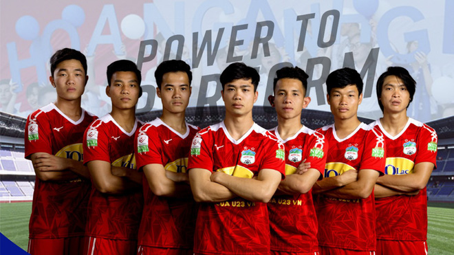 HAGL tung ảnh CLB đẹp như nhóm nhạc thần tượng, cầu thủ đứng giữa khiến tất cả bất ngờ