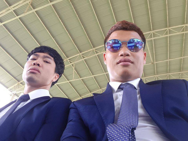 HAGL tung ảnh CLB đẹp như nhóm nhạc thần tượng, cầu thủ đứng giữa khiến tất cả bất ngờ