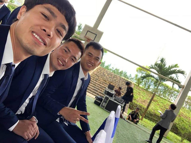 HAGL tung ảnh CLB đẹp như nhóm nhạc thần tượng, cầu thủ đứng giữa khiến tất cả bất ngờ