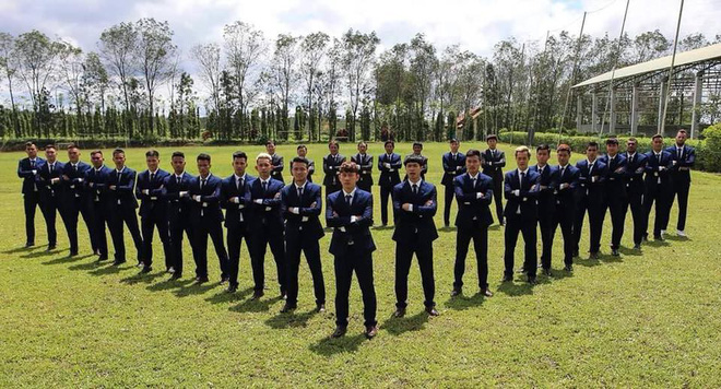 HAGL tung ảnh CLB đẹp như nhóm nhạc thần tượng, cầu thủ đứng giữa khiến tất cả bất ngờ