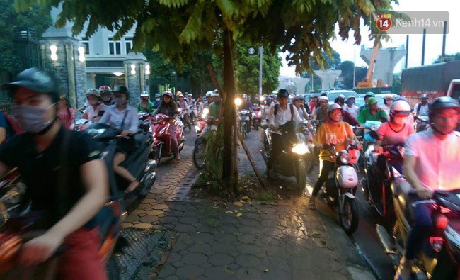 Nhiều tuyến phố Thủ đô tê liệt vì ùn tắc, xe máy ô tô tràn lên vỉa hè để về nhà sau giờ tan tầm