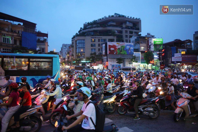 Nhiều tuyến phố Thủ đô tê liệt vì ùn tắc, xe máy ô tô tràn lên vỉa hè để về nhà sau giờ tan tầm