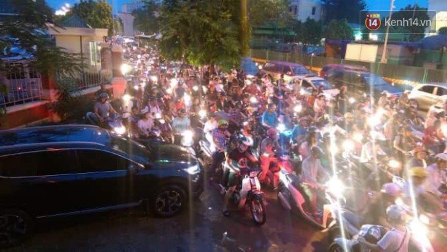 Nhiều tuyến phố Thủ đô tê liệt vì ùn tắc, xe máy ô tô tràn lên vỉa hè để về nhà sau giờ tan tầm