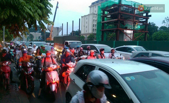 Nhiều tuyến phố Thủ đô tê liệt vì ùn tắc, xe máy ô tô tràn lên vỉa hè để về nhà sau giờ tan tầm