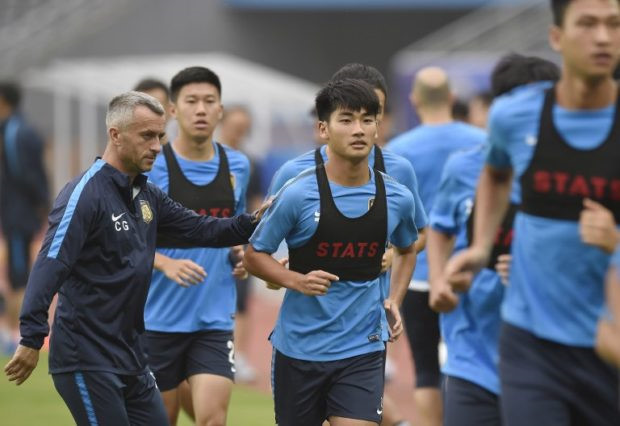 Giải bóng đá hàng đầu Trung Quốc dậy sóng vụ ‘sai lầm trong thao tác’