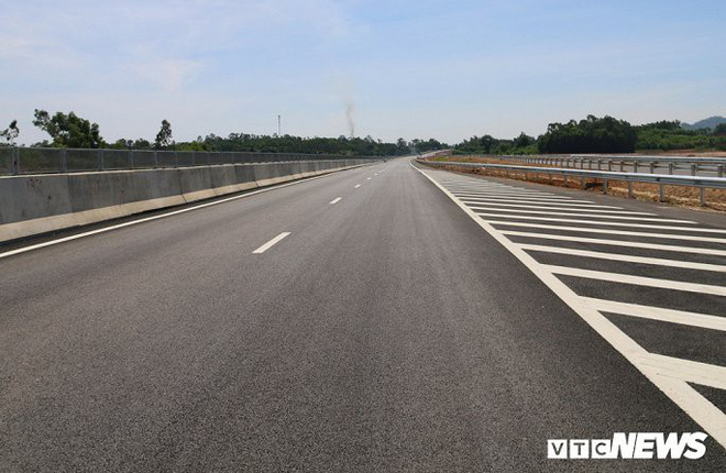 Cao tốc Đà Nẵng – Quảng Ngãi vẫn ngổn ngang sau ngày thông xe