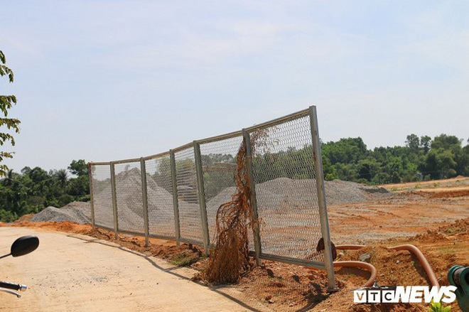 Cao tốc Đà Nẵng – Quảng Ngãi vẫn ngổn ngang sau ngày thông xe