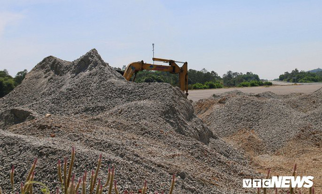 Cao tốc Đà Nẵng – Quảng Ngãi vẫn ngổn ngang sau ngày thông xe