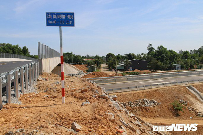 Cao tốc Đà Nẵng – Quảng Ngãi vẫn ngổn ngang sau ngày thông xe