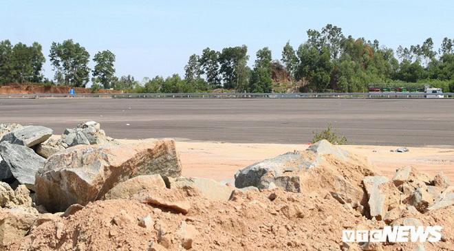 Cao tốc Đà Nẵng – Quảng Ngãi vẫn ngổn ngang sau ngày thông xe