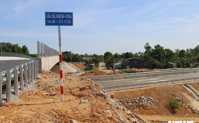 Cao tốc Đà Nẵng – Quảng Ngãi vẫn ngổn ngang sau ngày thông xe