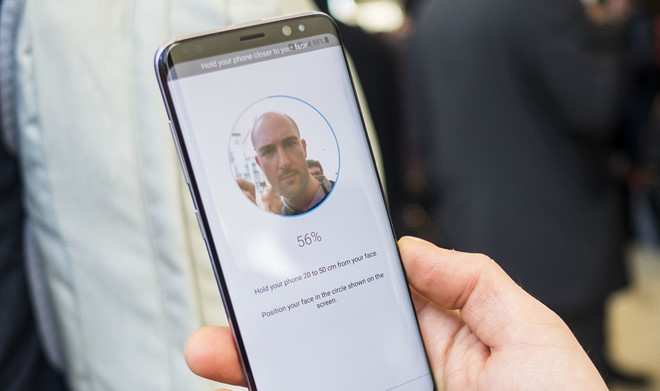 Năm 2018, các hãng di động chạy đua vũ trang ra sao?